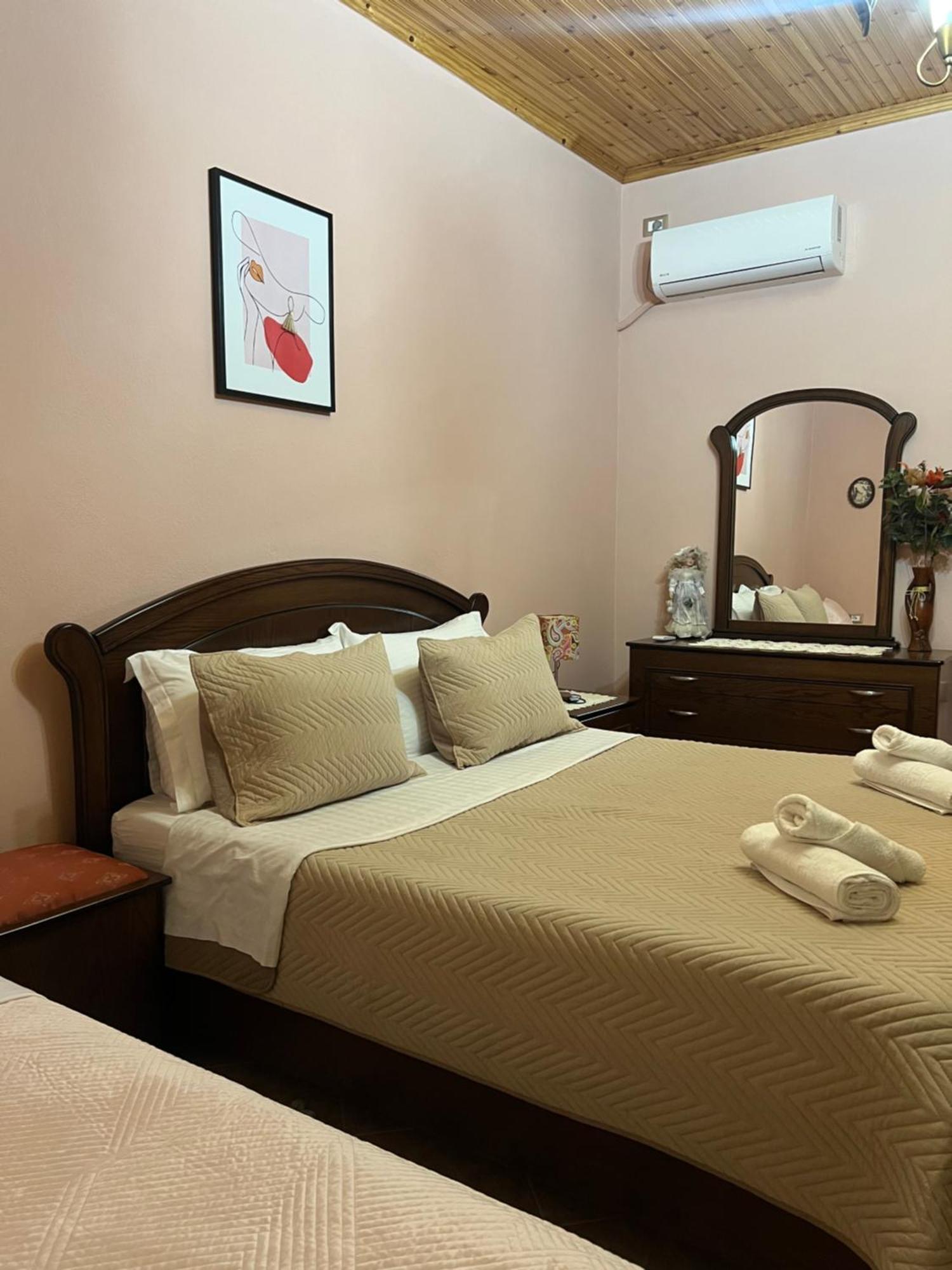 Guest House Persa Gjirokaster Bagian luar foto
